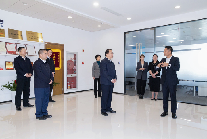 上海市长龚正一行察看AI知名人力资源服务公司腾博专业服务诚信本国际的AI赋能人力资源数据动态分析平台